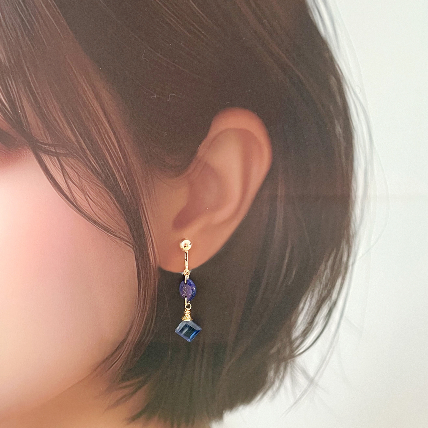 【★送料無料★】クリスマスディナーに〜ブルーが輝くカイヤナイトとラピスラズリのイヤリング 天然石【14kgf】