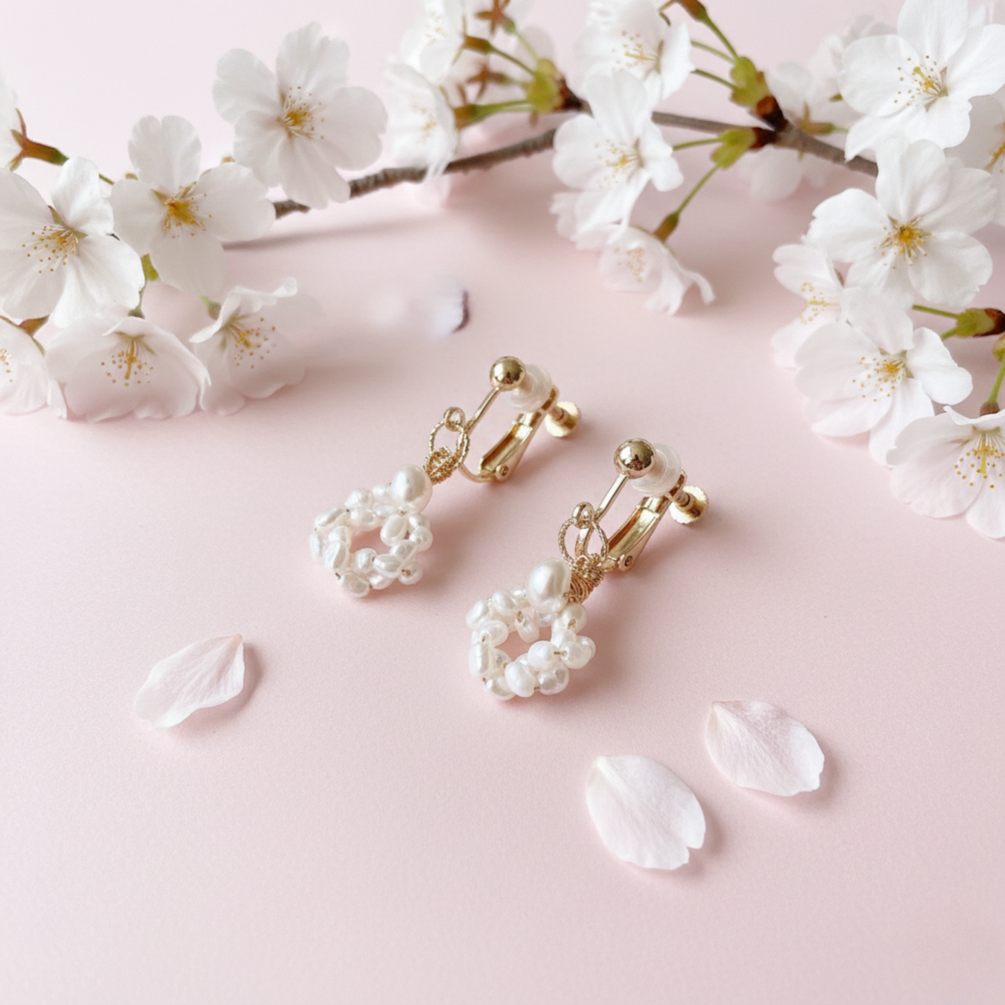 【★送料無料★】【✦14kgf金属アレルギー対応✦】  〜6月の誕生石〜 ふわふわリースのような淡水パールのイヤリング