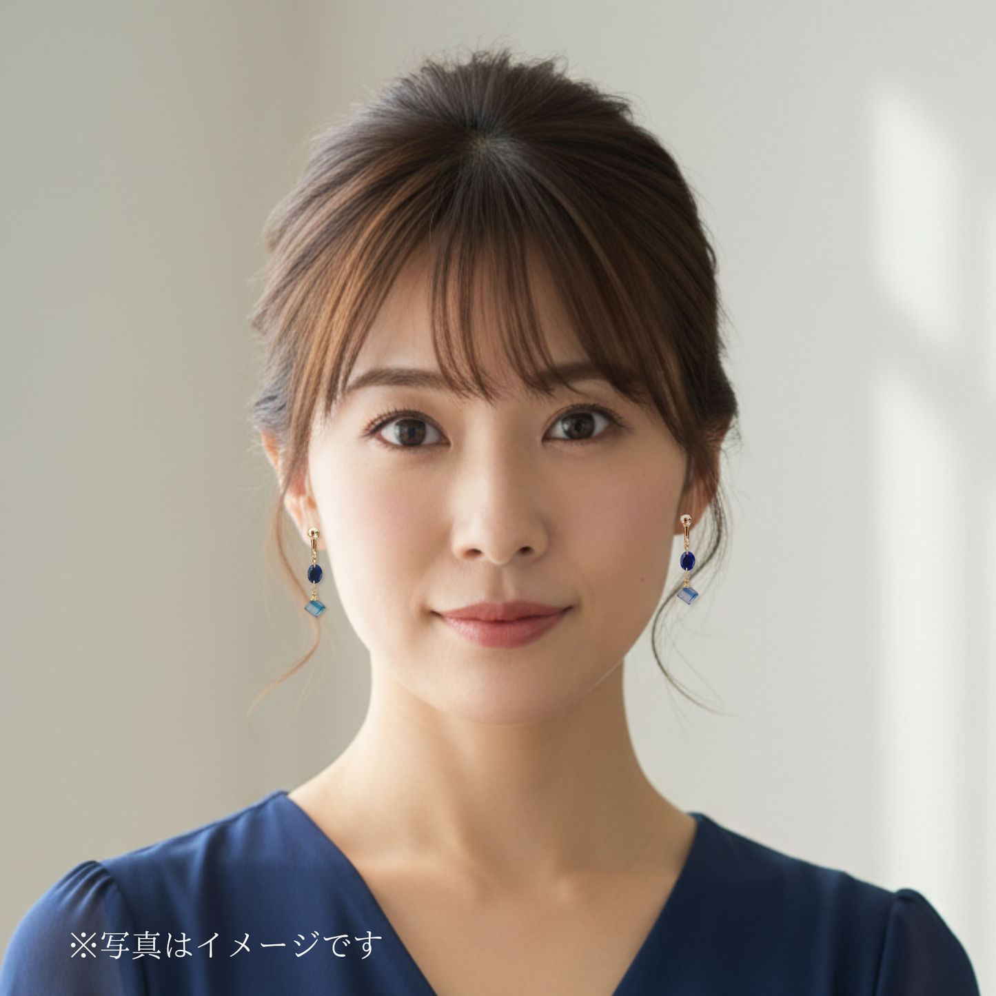 【★送料無料★】クリスマスディナーに〜ブルーが輝くカイヤナイトとラピスラズリのイヤリング　天然石【14kgf】