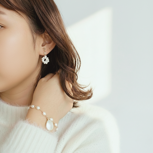 【★送料無料★】【✦14kgf金属アレルギー対応✦】  〜6月の誕生石〜 ふわふわ雪のリースのような淡水パールのイヤリング