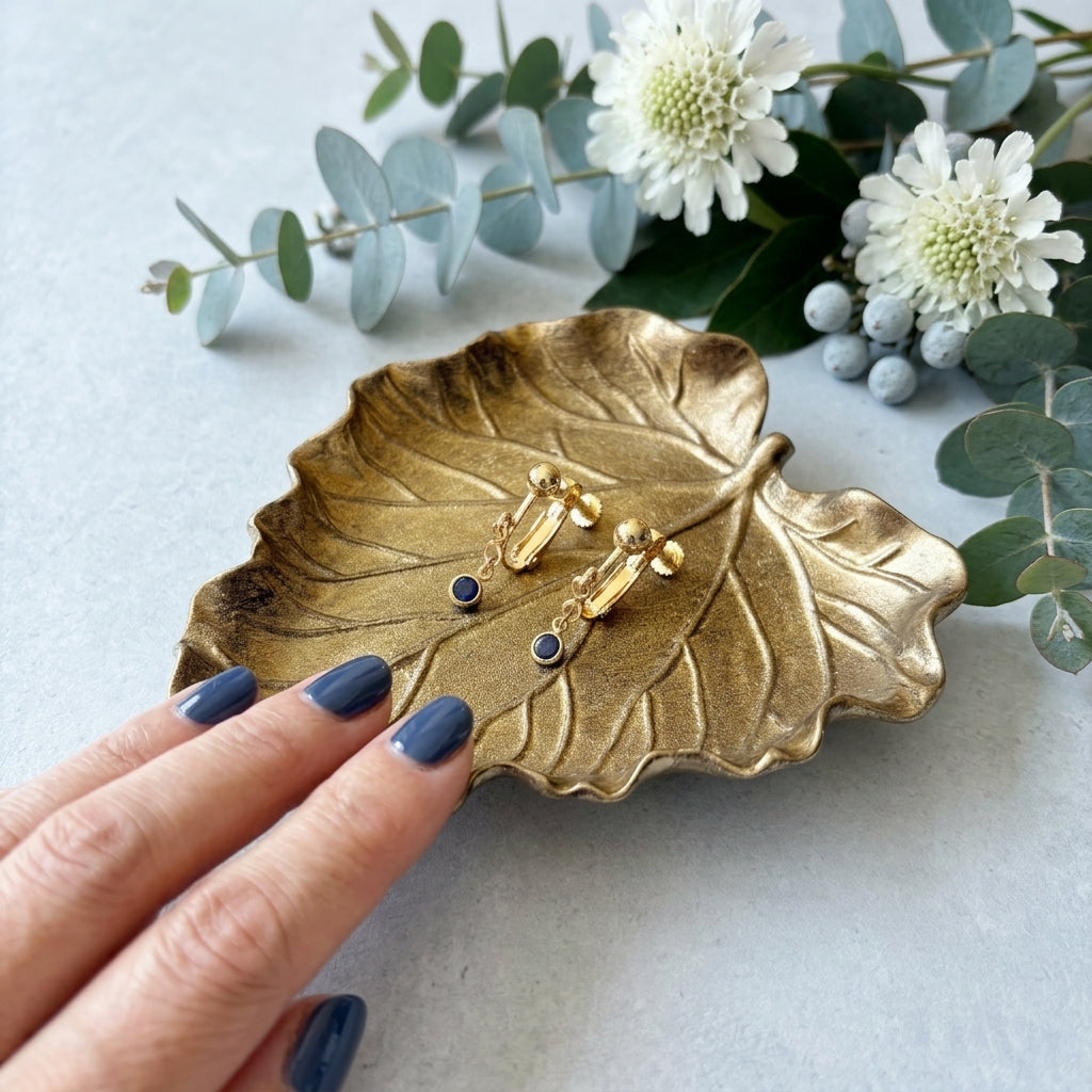 シンプルで上品、オフィスにも使える天然石イヤリング｜9月誕生石サファイア｜天然石アクセサリー｜14kgf｜40代