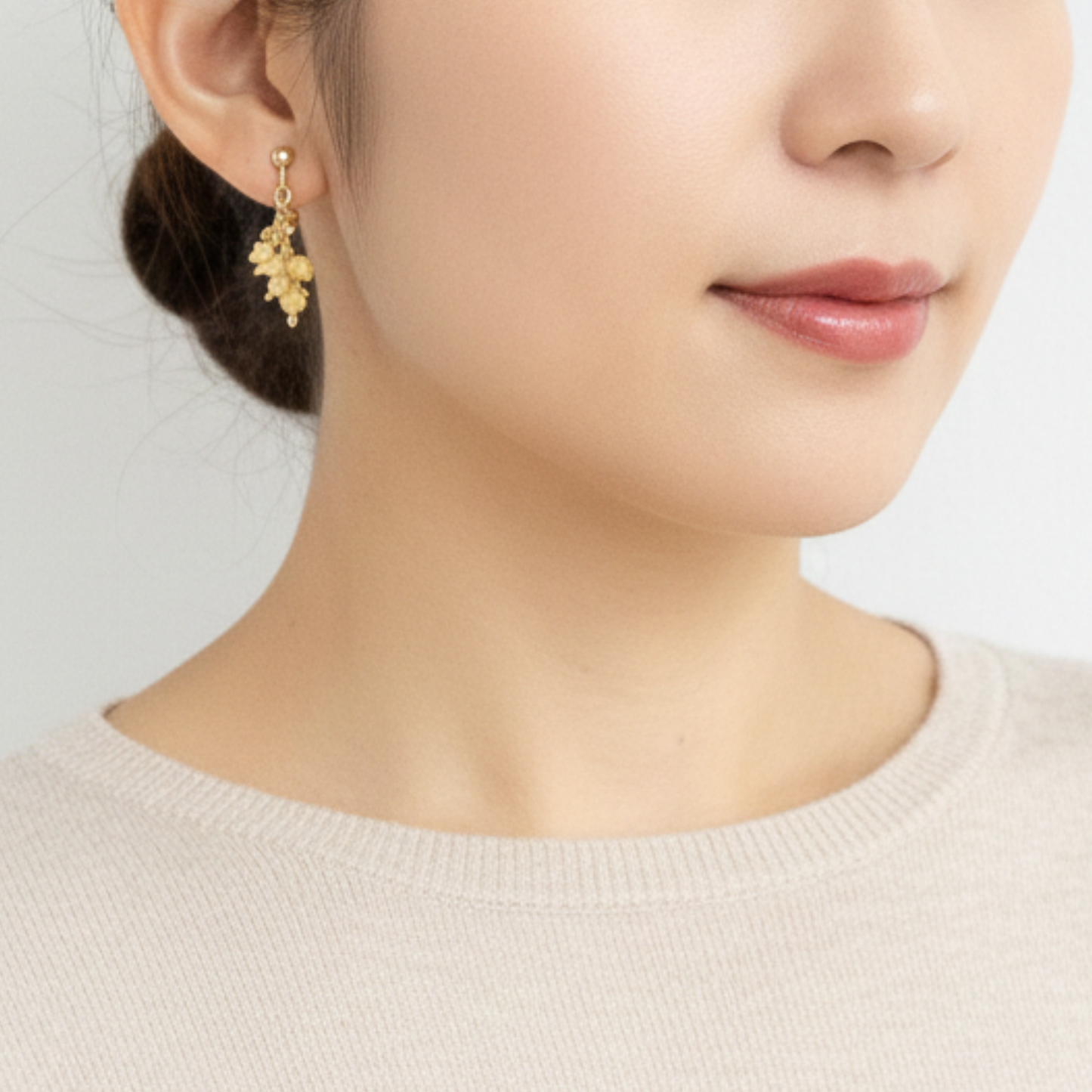 【★送料無料★】〜プレゼントにも♪〜ふわふわミモザのイエローオパールイヤリング　天然石【14kgf】