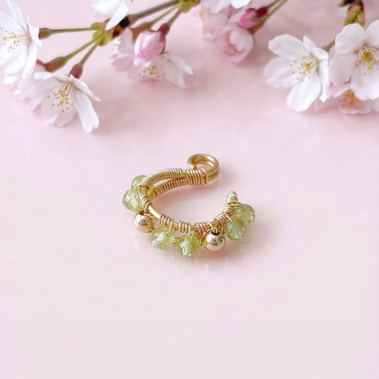 【14kgf金属アレルギー対応】〜選べる天然石〜ペリドットのイヤーカフ