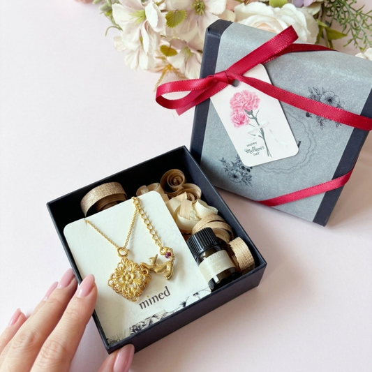 【母の日限定】猫チャーム付きアロマバッグチャーム｜香りを贈る癒しのギフトセット（ミニオイル付き）