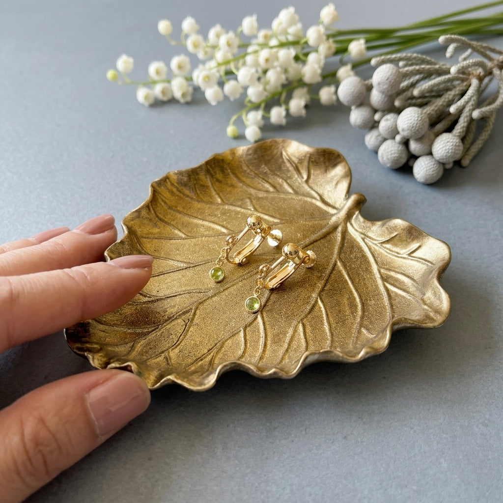 シンプルで上品、オフィスにも使える天然石イヤリング｜8月誕生石ペリドット｜天然石アクセサリー｜14kgf｜40代