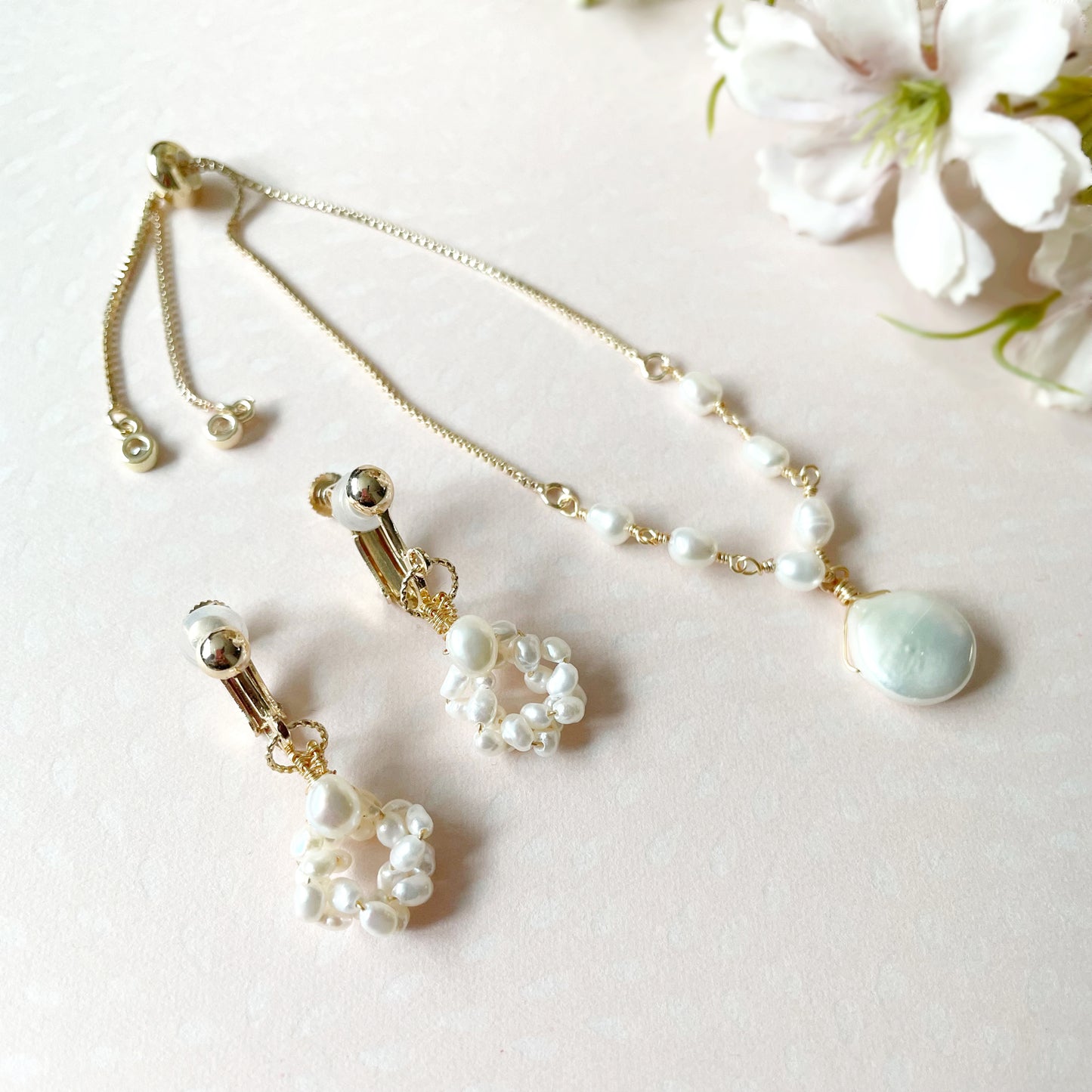 【★送料無料★】【✦14kgf金属アレルギー対応✦】  〜6月の誕生石〜 ふわふわリースのような淡水パールのイヤリング