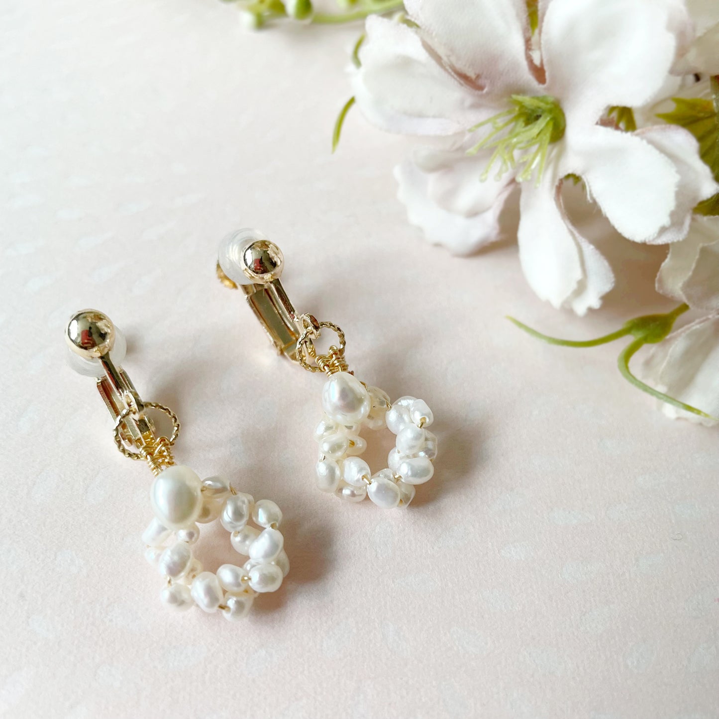 【★送料無料★】【✦14kgf金属アレルギー対応✦】  〜6月の誕生石〜 ふわふわリースのような淡水パールのイヤリング