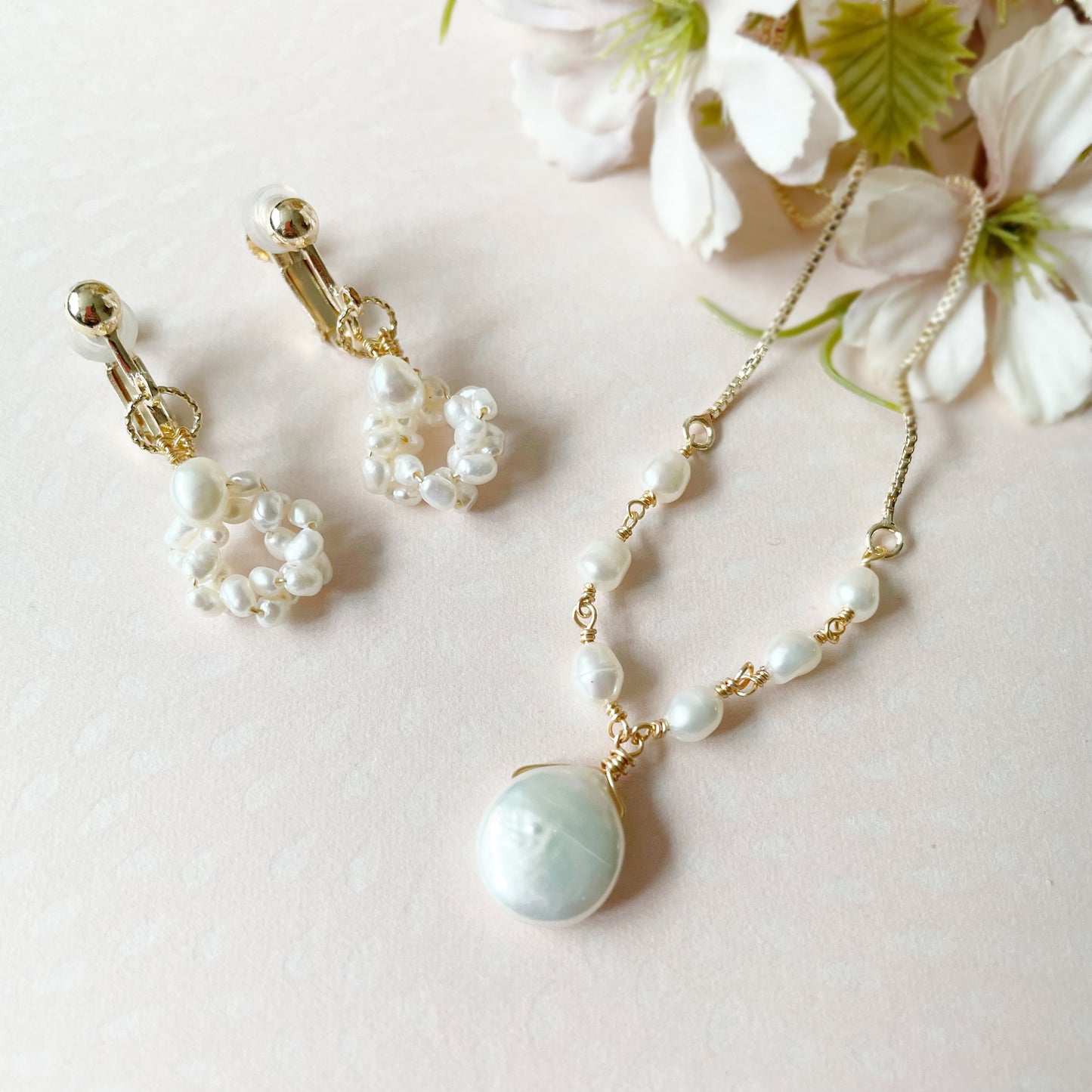 【★送料無料★】【✦14kgf金属アレルギー対応✦】  〜6月の誕生石〜 ふわふわリースのような淡水パールのイヤリング