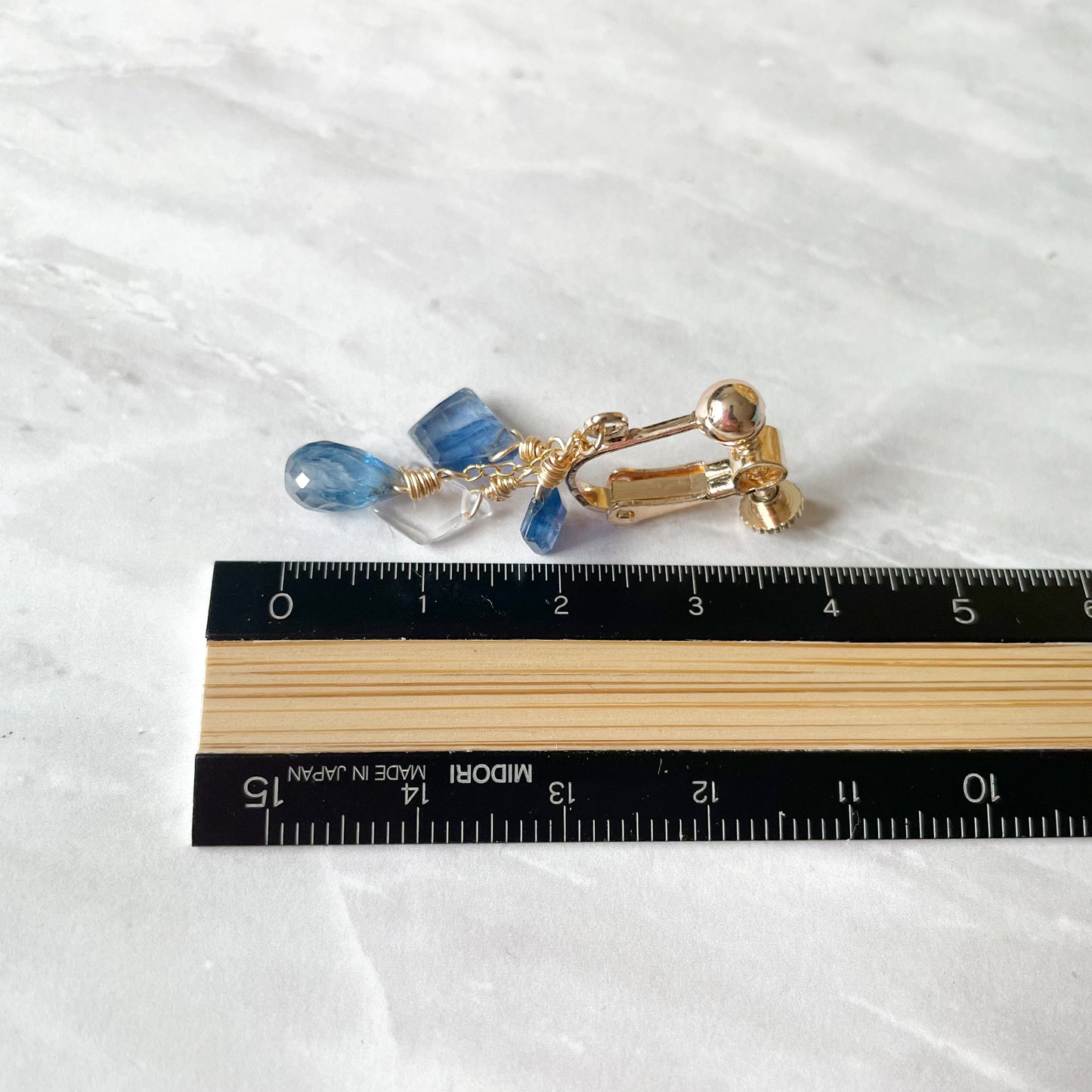 【★送料無料★】透明感のある輝き！カイヤナイトの雫のイヤリング　天然石【14kgf】