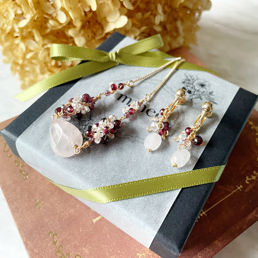 【★送料無料★】1月の誕生石〜ガーネットと桜色ローズクォーツの揺れるイヤリングとブレスレットの二点セットアクセサリー