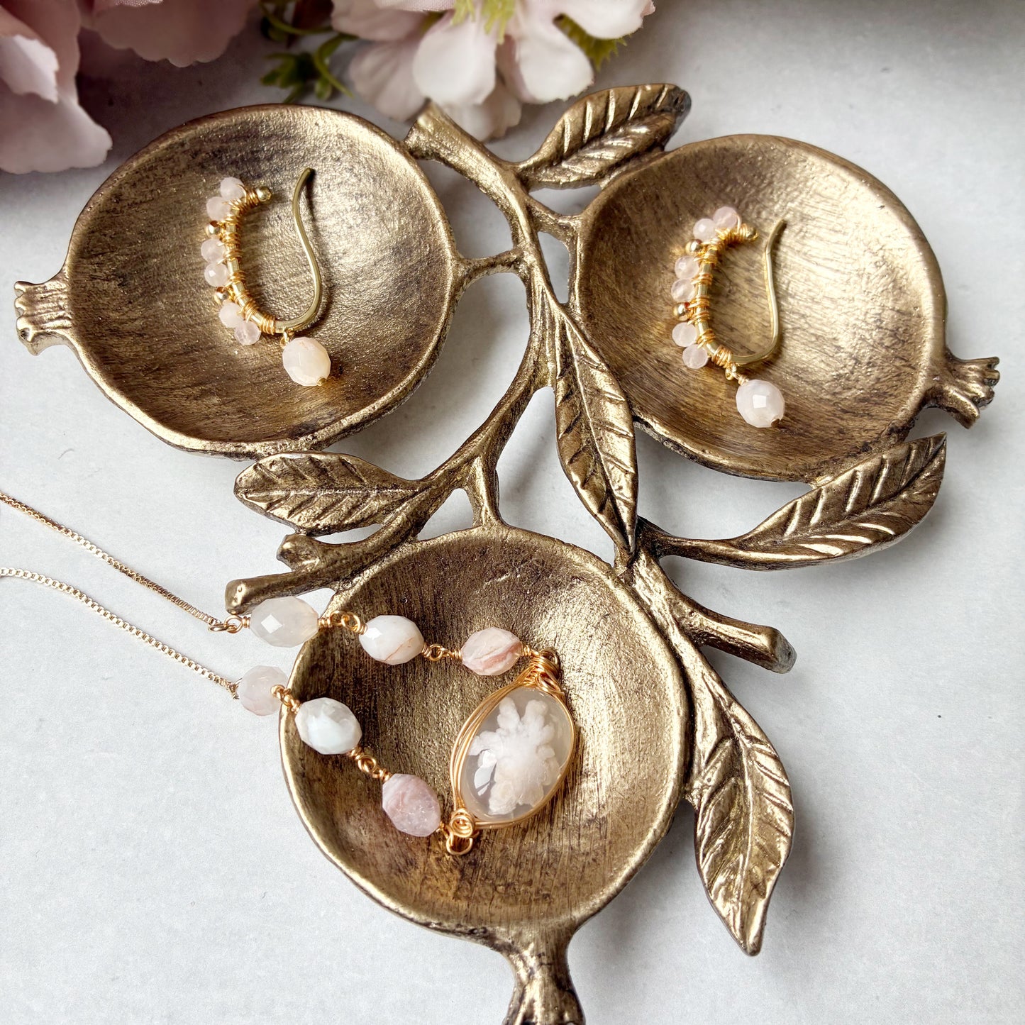 【★送料無料★】【✦14kgf金属アレ対応✦】天然石  桜の季節限定･:*チェリーブロッサムアゲートのイヤーカフ