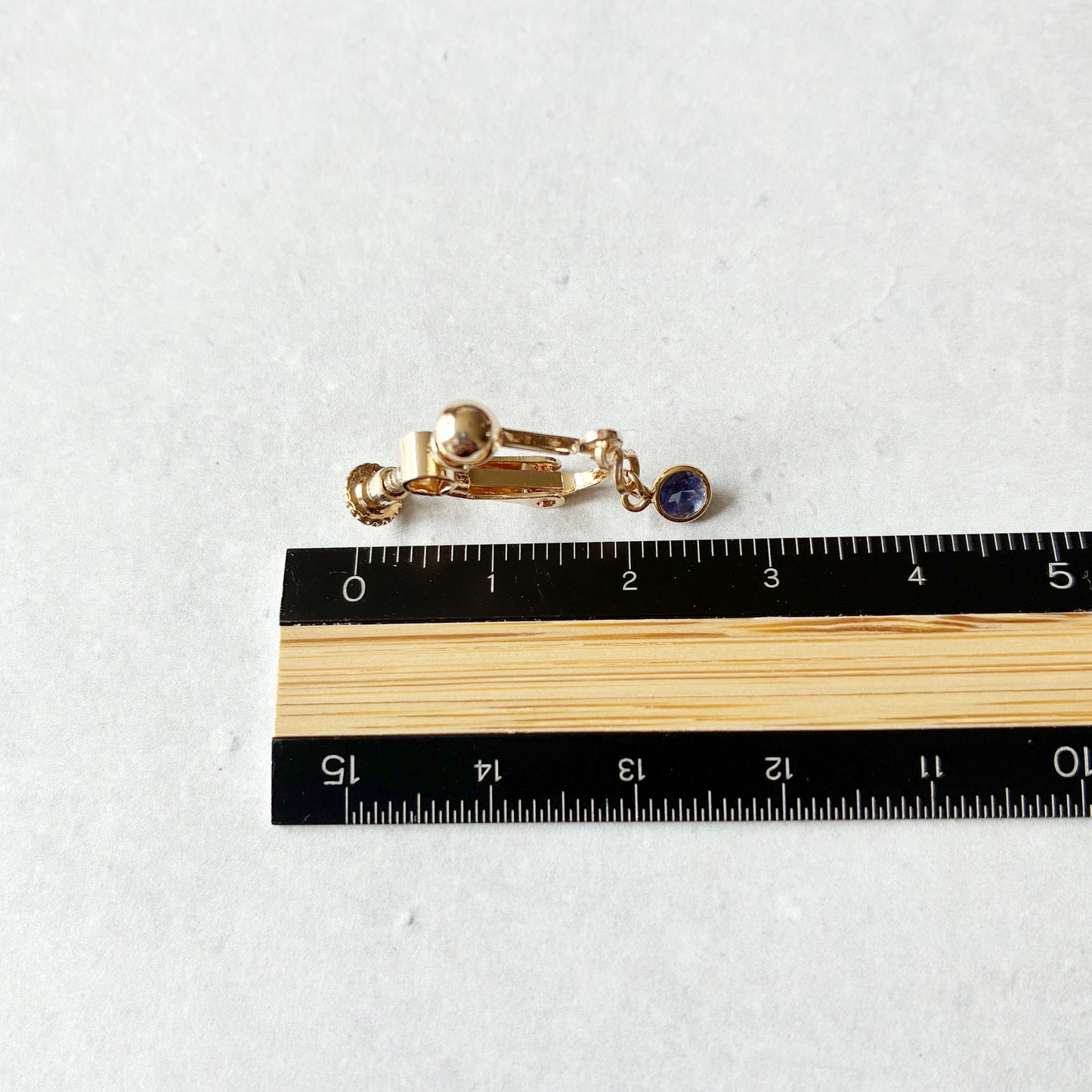 【★送料無料★】シンプルで上品、オフィスにも使える天然石イヤリング｜3月誕生石アイオライト｜天然石アクセサリー｜14kgf金属アレルギー対応