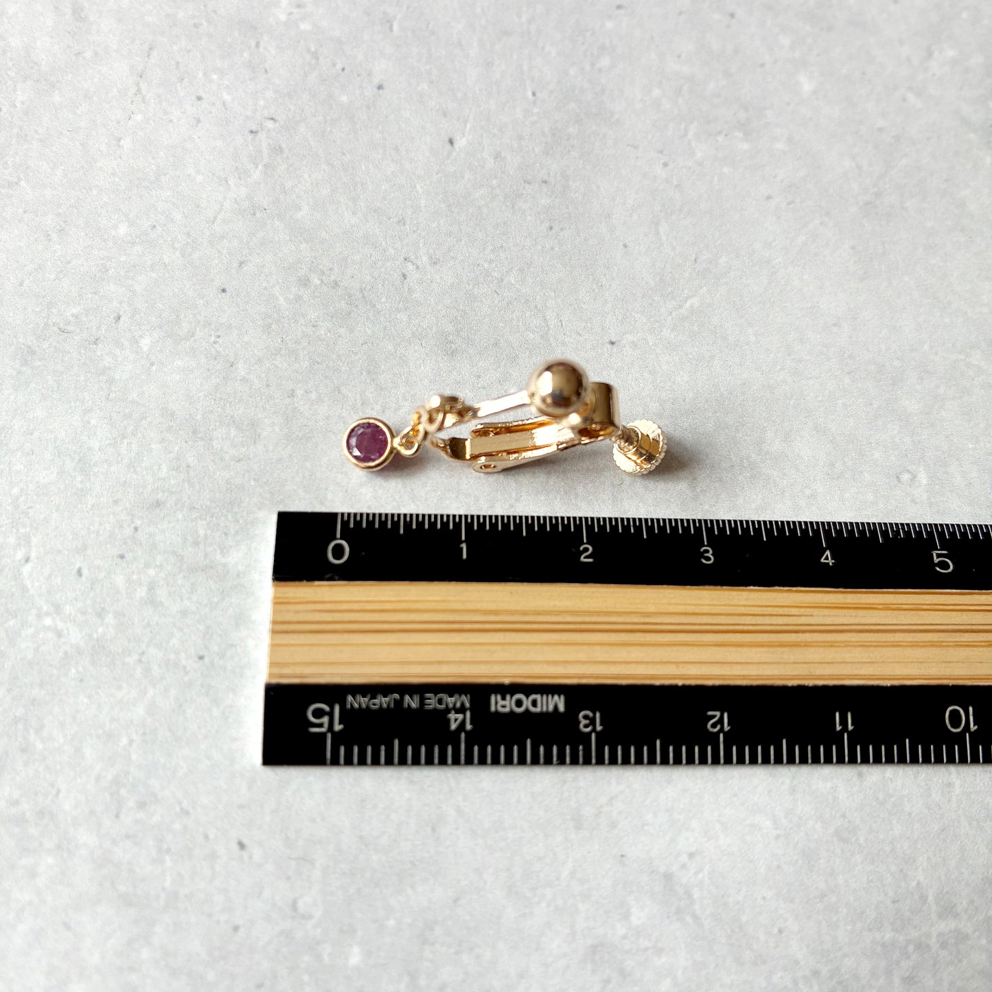 シンプルで上品、オフィスにも使える天然石イヤリング｜7月誕生石ルビー｜天然石アクセサリー｜14kgf