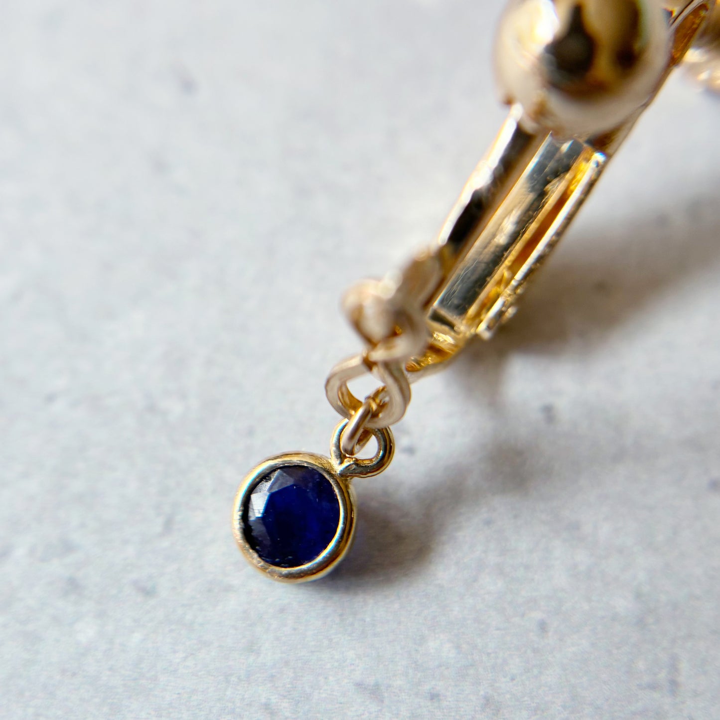 シンプルで上品、オフィスにも使える天然石イヤリング｜9月誕生石サファイア｜天然石アクセサリー｜14kgf｜40代