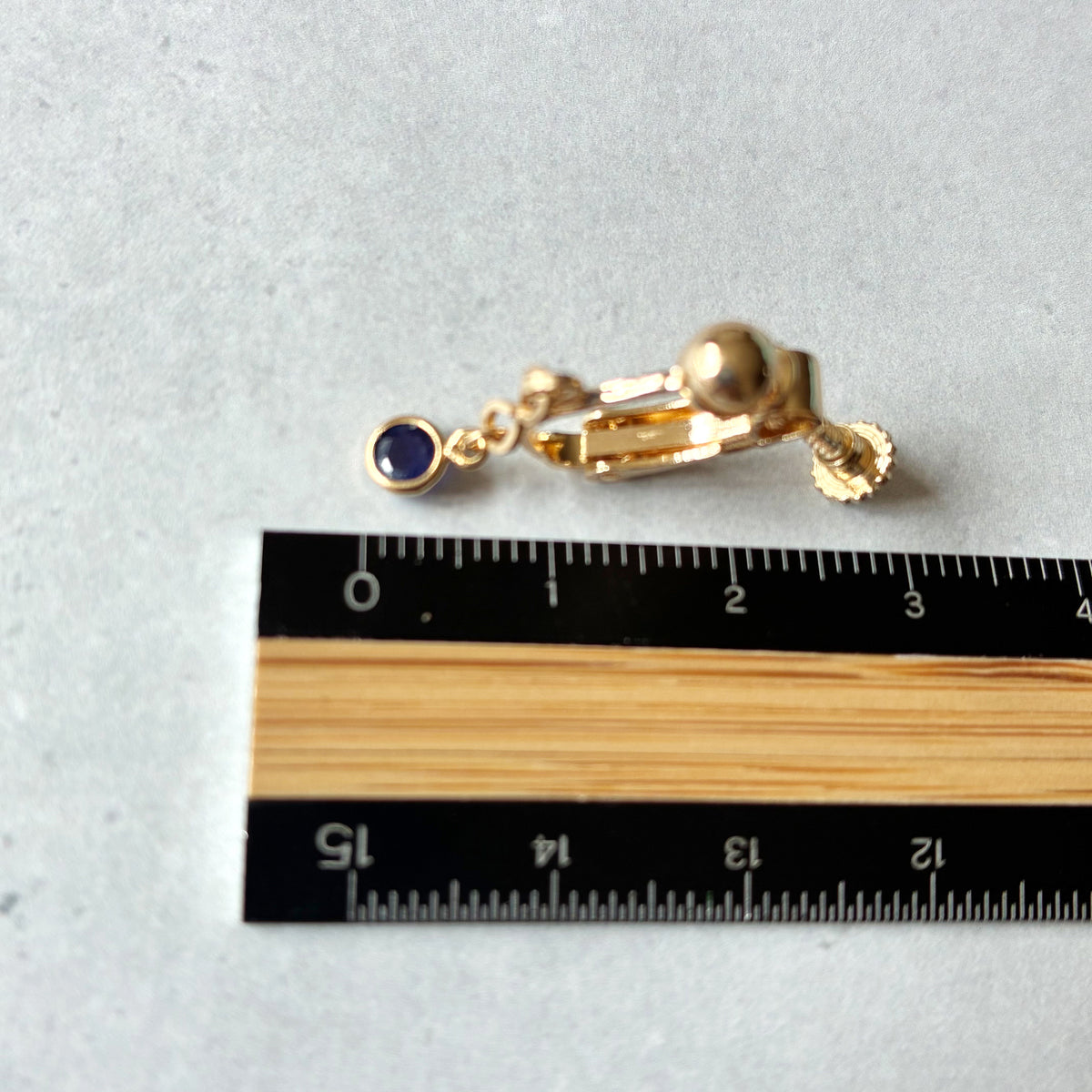 シンプルで上品、オフィスにも使える天然石イヤリング｜9月誕生石サファイア｜天然石アクセサリー｜14kgf｜40代