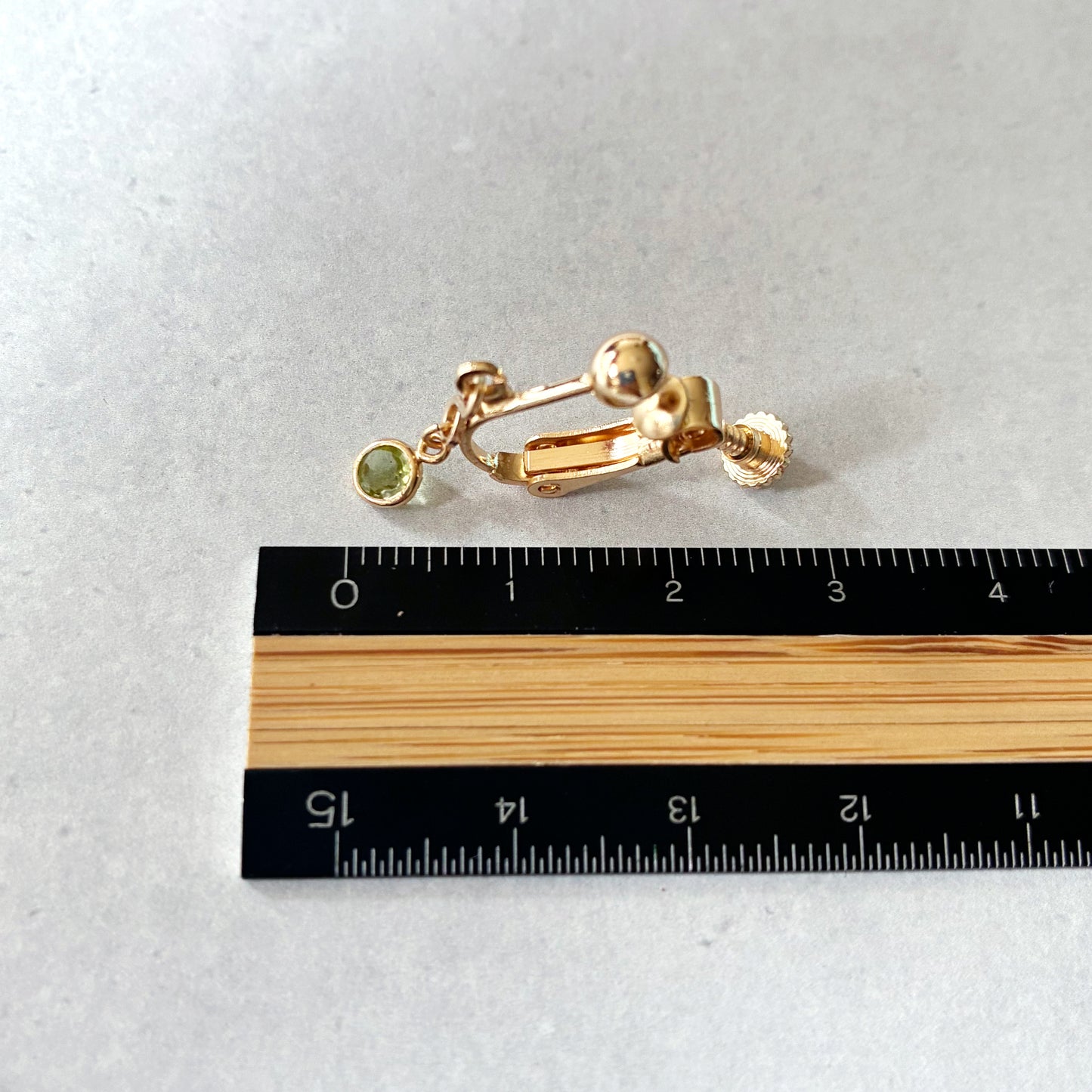 シンプルで上品、オフィスにも使える天然石イヤリング｜8月誕生石ペリドット｜天然石アクセサリー｜14kgf｜40代