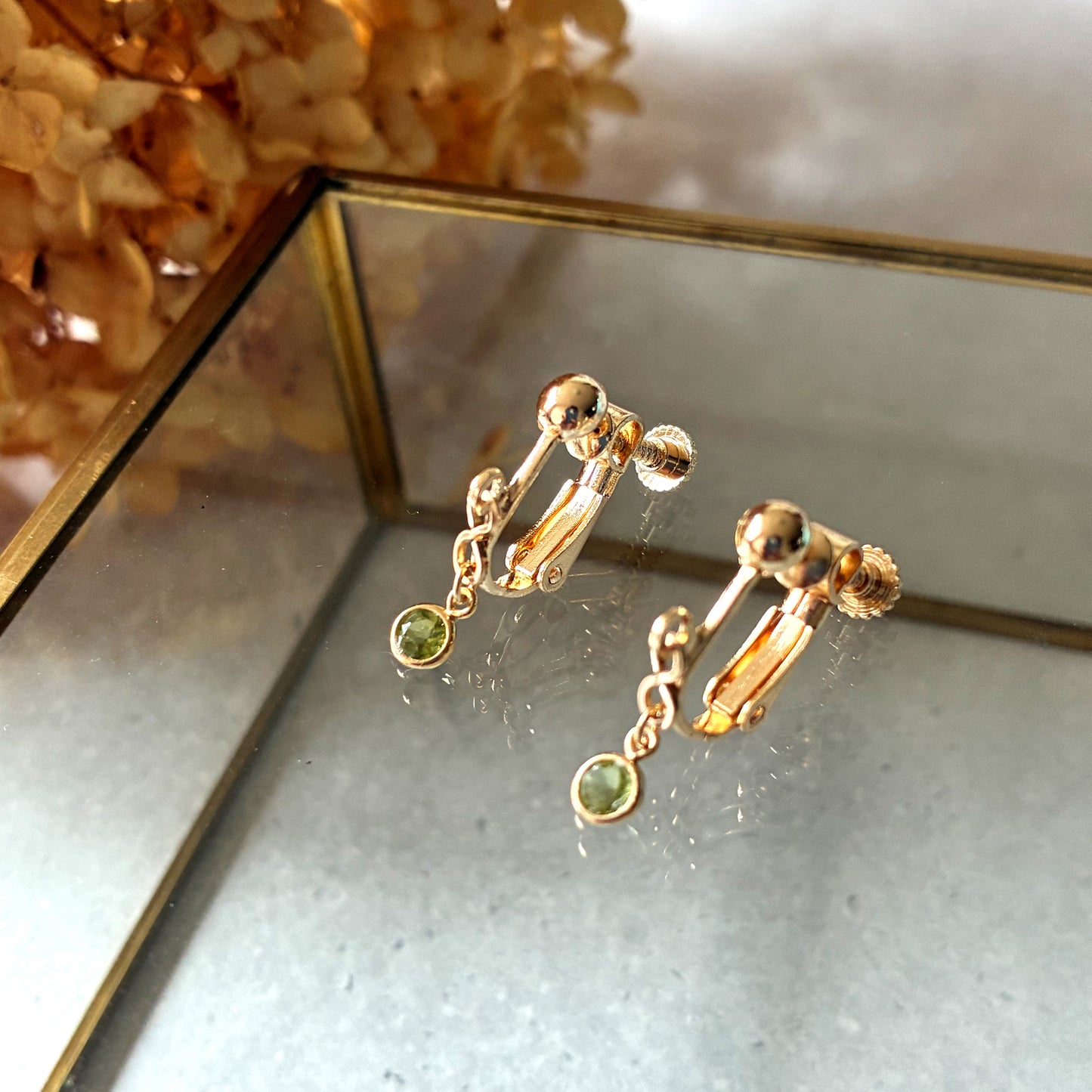 シンプルで上品、オフィスにも使える天然石イヤリング｜8月誕生石ペリドット｜天然石アクセサリー｜14kgf｜40代