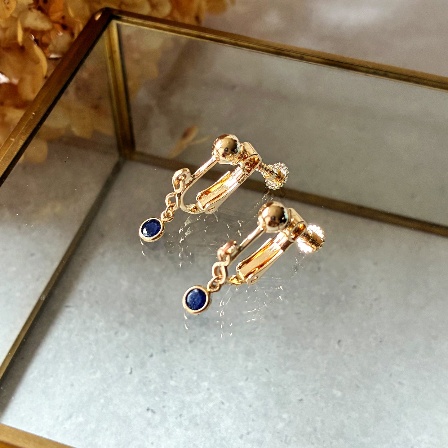 シンプルで上品、オフィスにも使える天然石イヤリング｜9月誕生石サファイア｜天然石アクセサリー｜14kgf｜40代