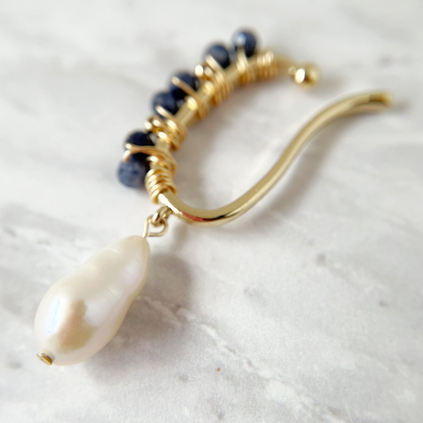 〜9月の誕生石〜 海の宝石ブルーの輝きサファイアのイヤーカフ