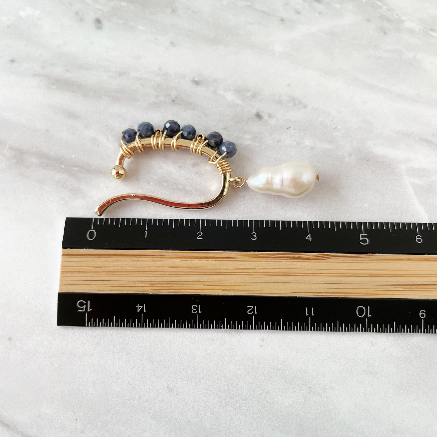 〜9月の誕生石〜 海の宝石ブルーの輝きサファイアのイヤーカフ