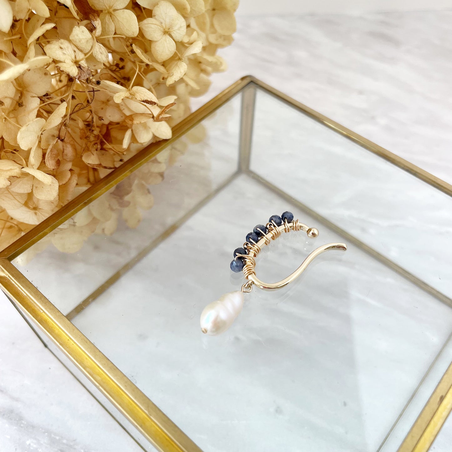 〜9月の誕生石〜 海の宝石ブルーの輝きサファイアのイヤーカフ