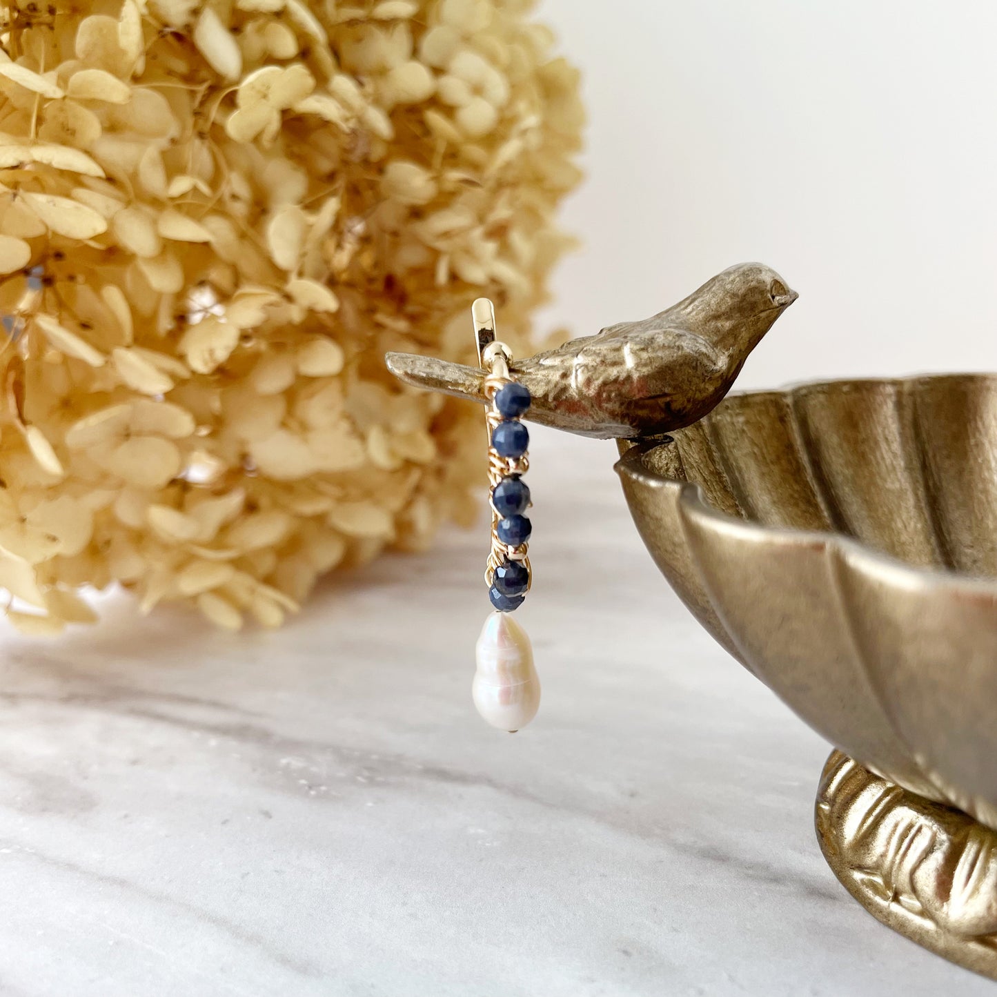 〜9月の誕生石〜 海の宝石ブルーの輝きサファイアのイヤーカフ