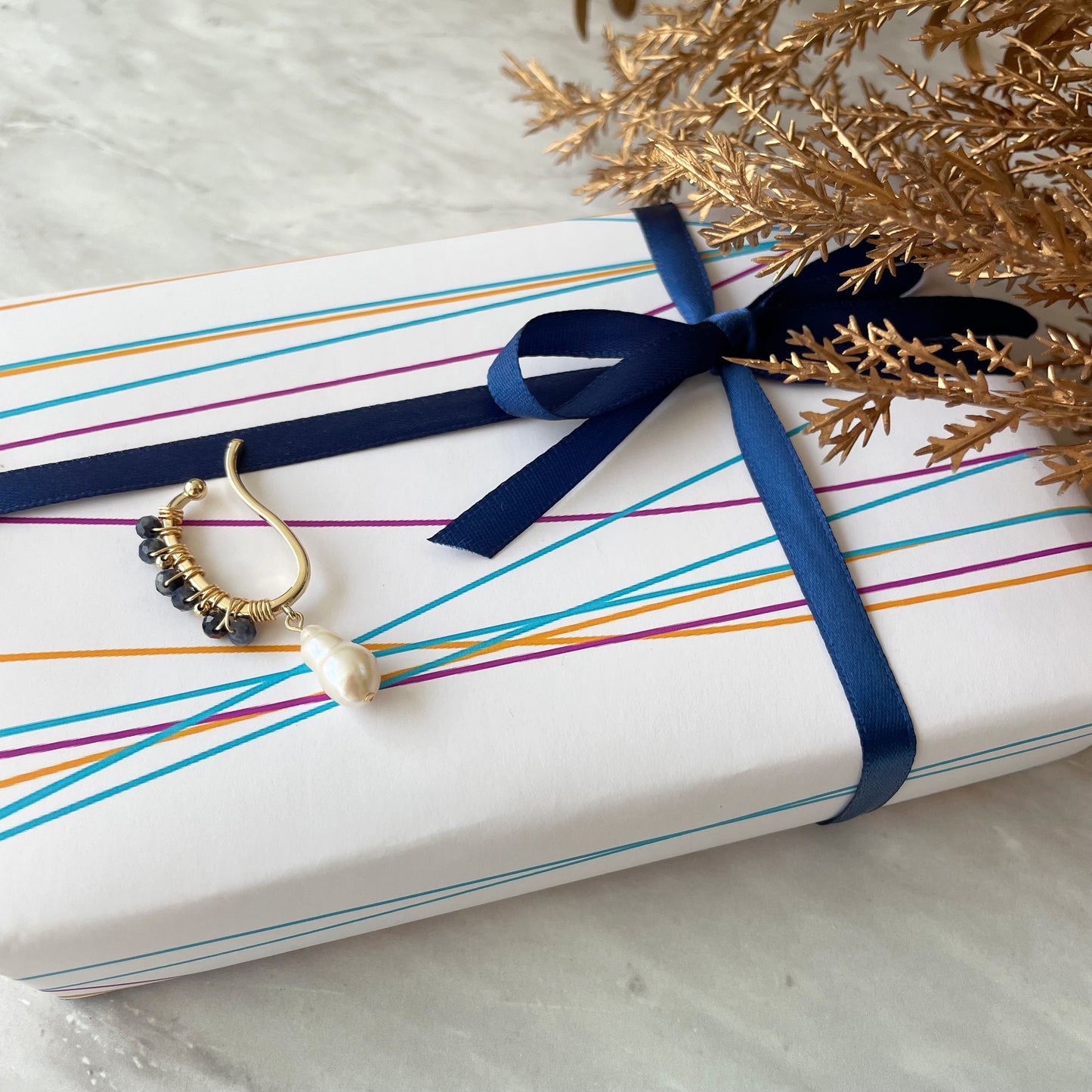 〜9月の誕生石〜 海の宝石ブルーの輝きサファイアのイヤーカフ