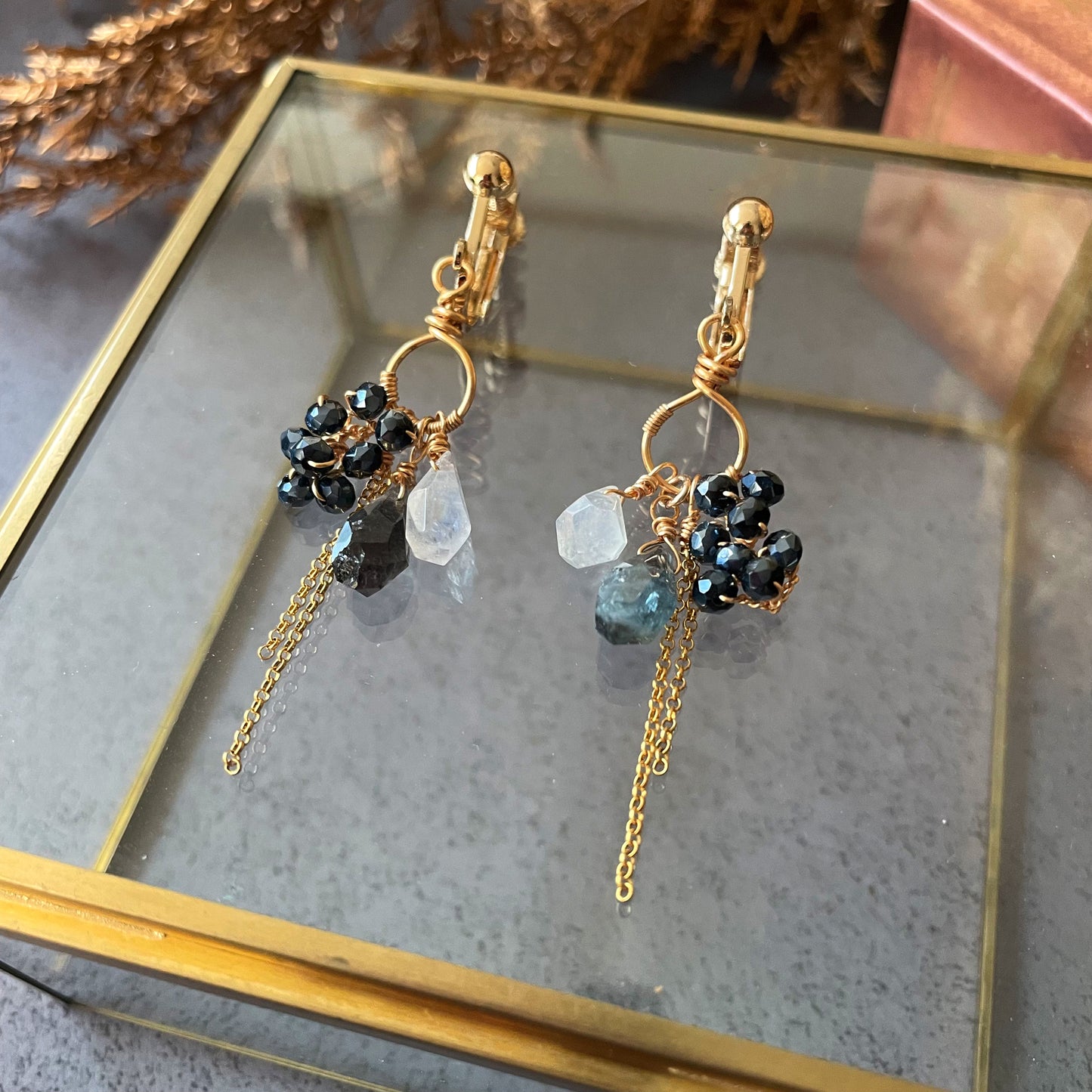 【★送料無料★】【14kgf金属アレルギー対応】モスアクアマリンとムーンストーンのイヤリング