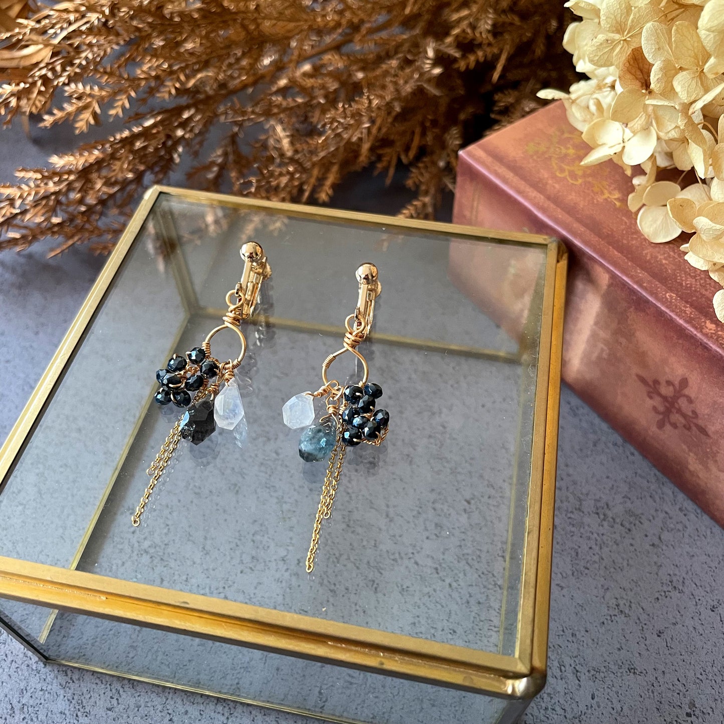 【★送料無料★】【14kgf金属アレルギー対応】モスアクアマリンとムーンストーンのイヤリング