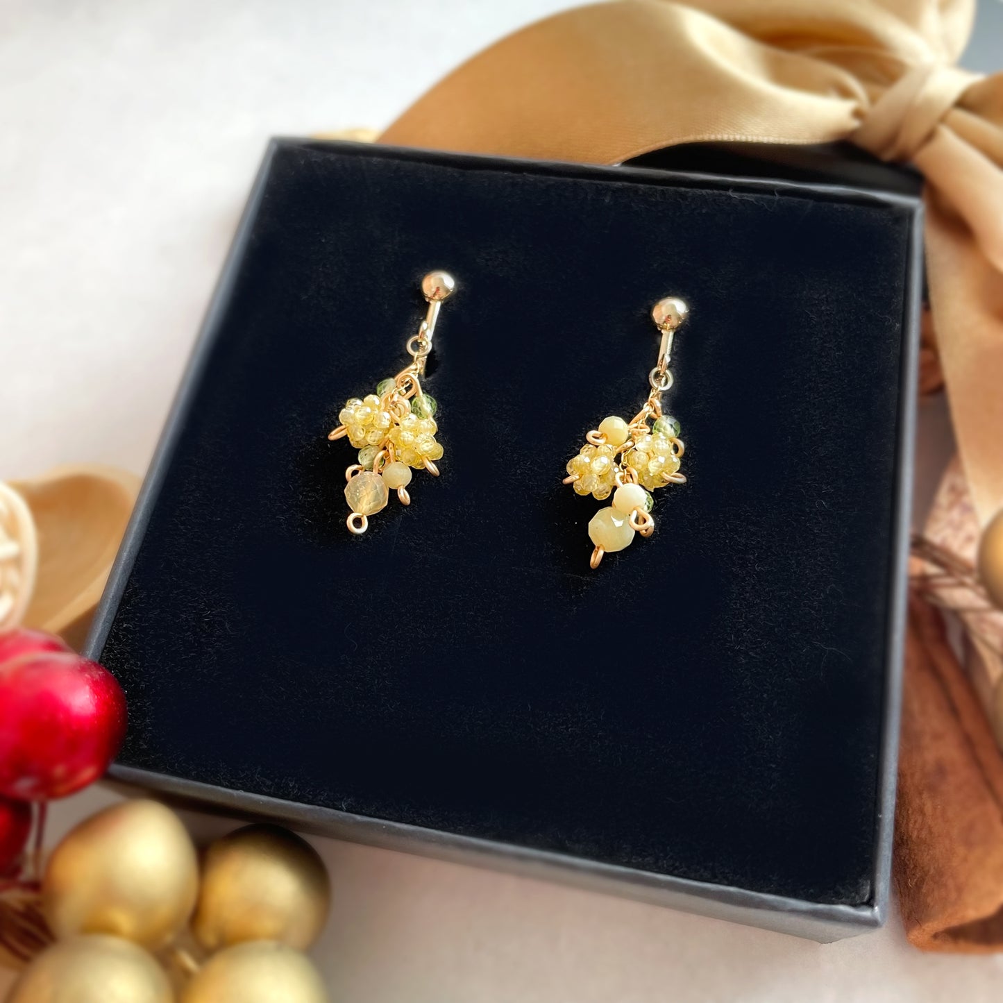 【★送料無料★】〜プレゼントにも♪〜ふわふわミモザのイエローオパールイヤリング　天然石【14kgf】