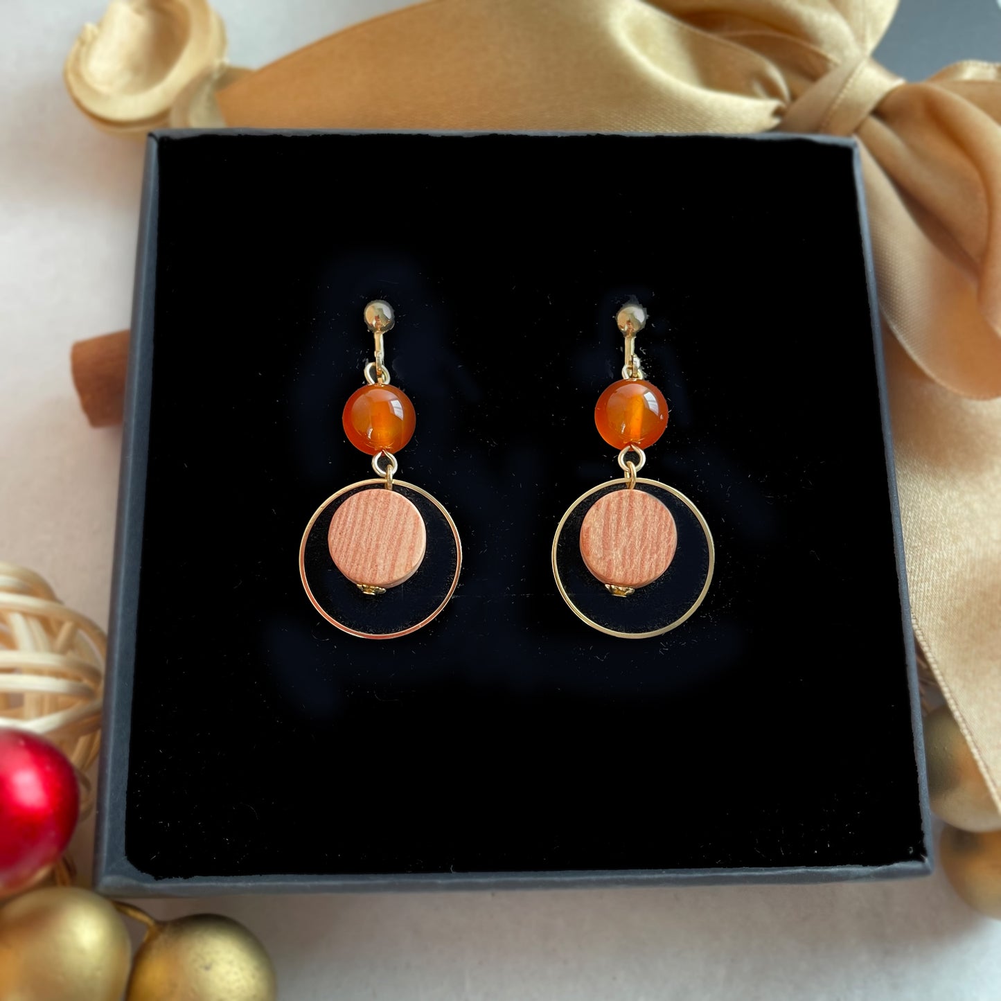 【選べる誕生石×アロマ】香りを楽しむ天然石のアロマイヤリング