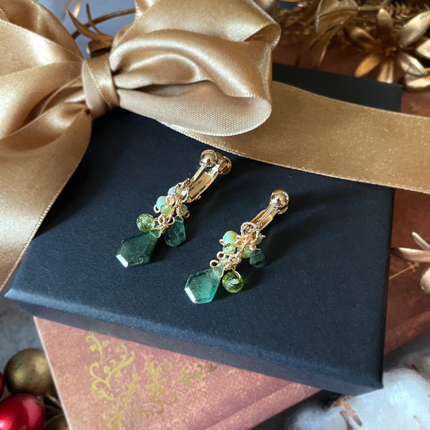 【★送料無料★】〜5月の誕生石〜深いグリーンが輝くエメラルドとペリドットのイヤリング　天然石【14kgf】