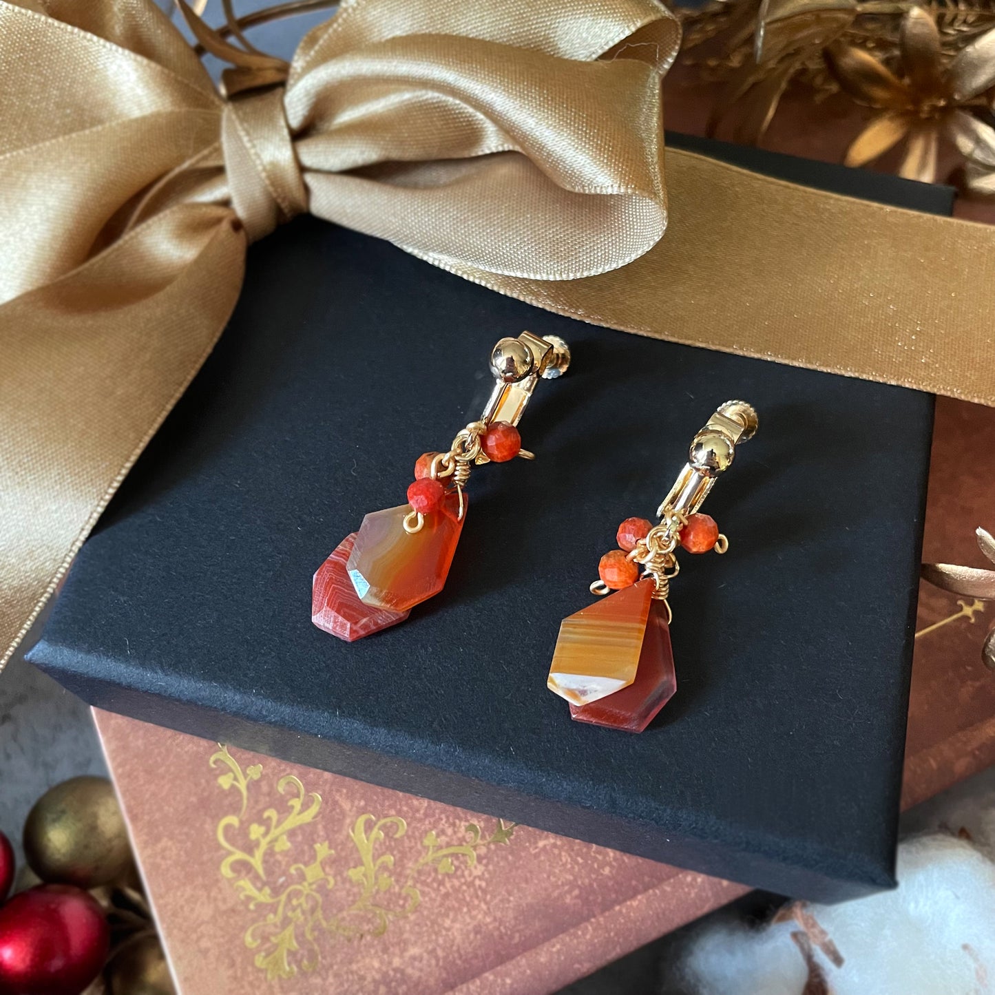 【★送料無料★】〜7月の誕生石〜赤い宝石カーネリアンのイヤリング　天然石【14kgf】