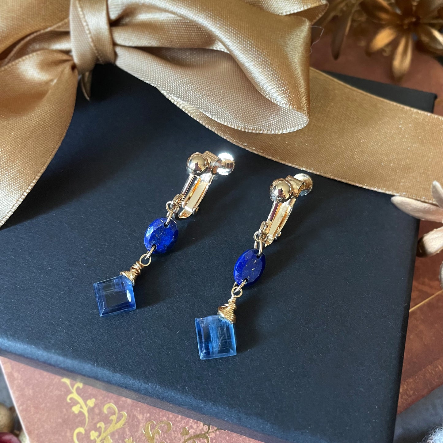 【★送料無料★】クリスマスディナーに〜ブルーが輝くカイヤナイトとラピスラズリのイヤリング　天然石【14kgf】