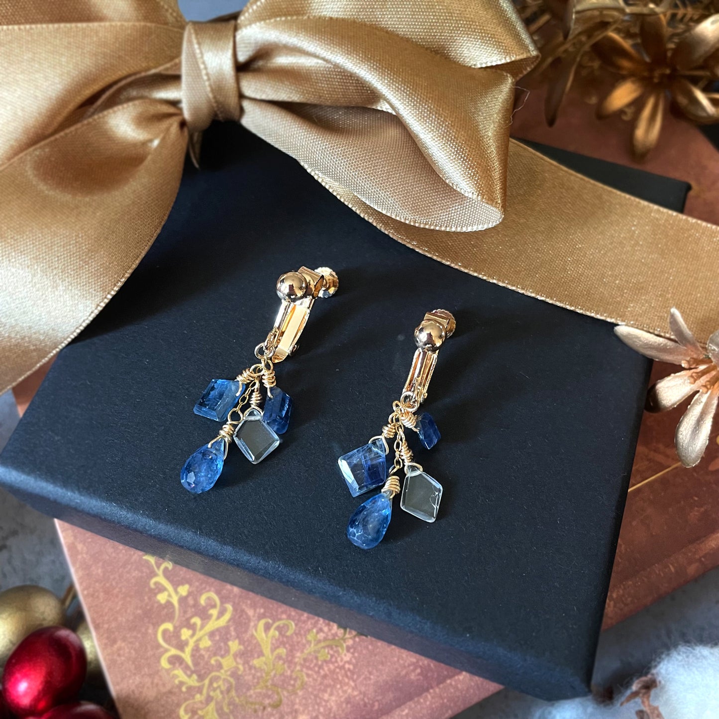 【★送料無料★】透明感のある輝き！カイヤナイトの雫のイヤリング　天然石【14kgf】