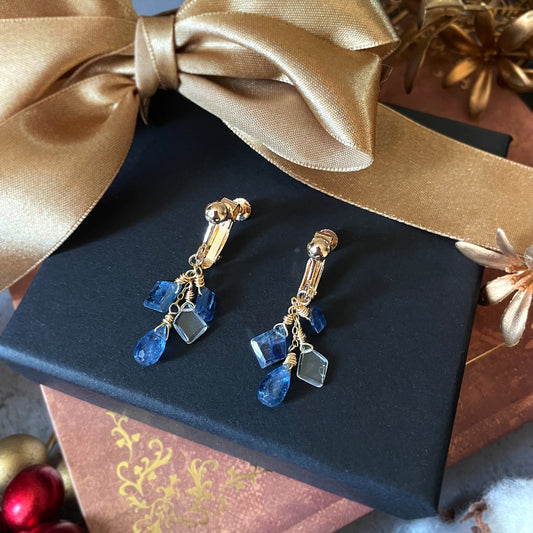 【★送料無料★】透明感のある輝き！カイヤナイトの雫のイヤリング　天然石【14kgf】