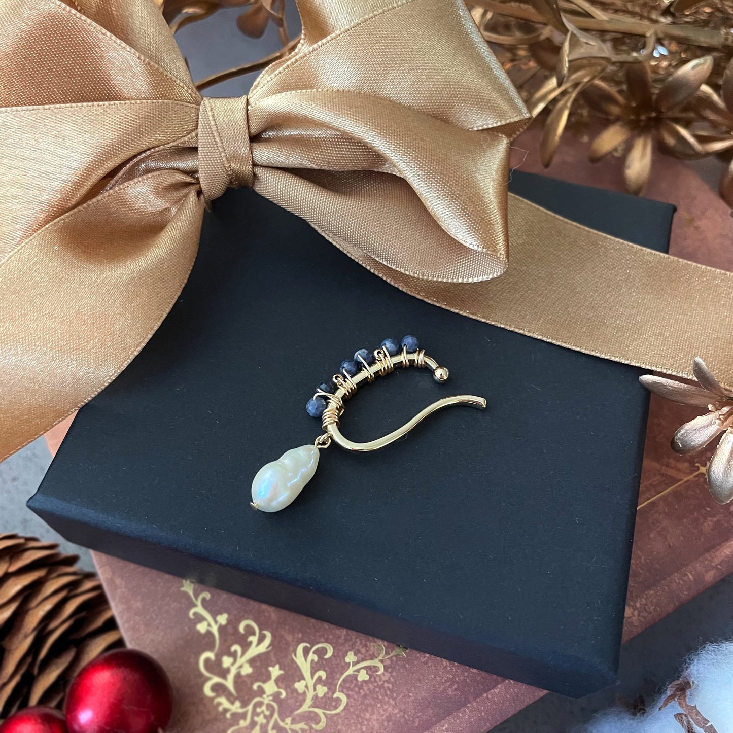 〜9月の誕生石〜 海の宝石ブルーの輝きサファイアのイヤーカフ