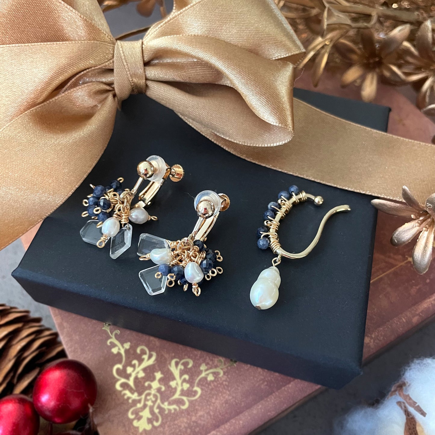 〜9月の誕生石〜 海の宝石ブルーの輝きサファイアのイヤーカフ