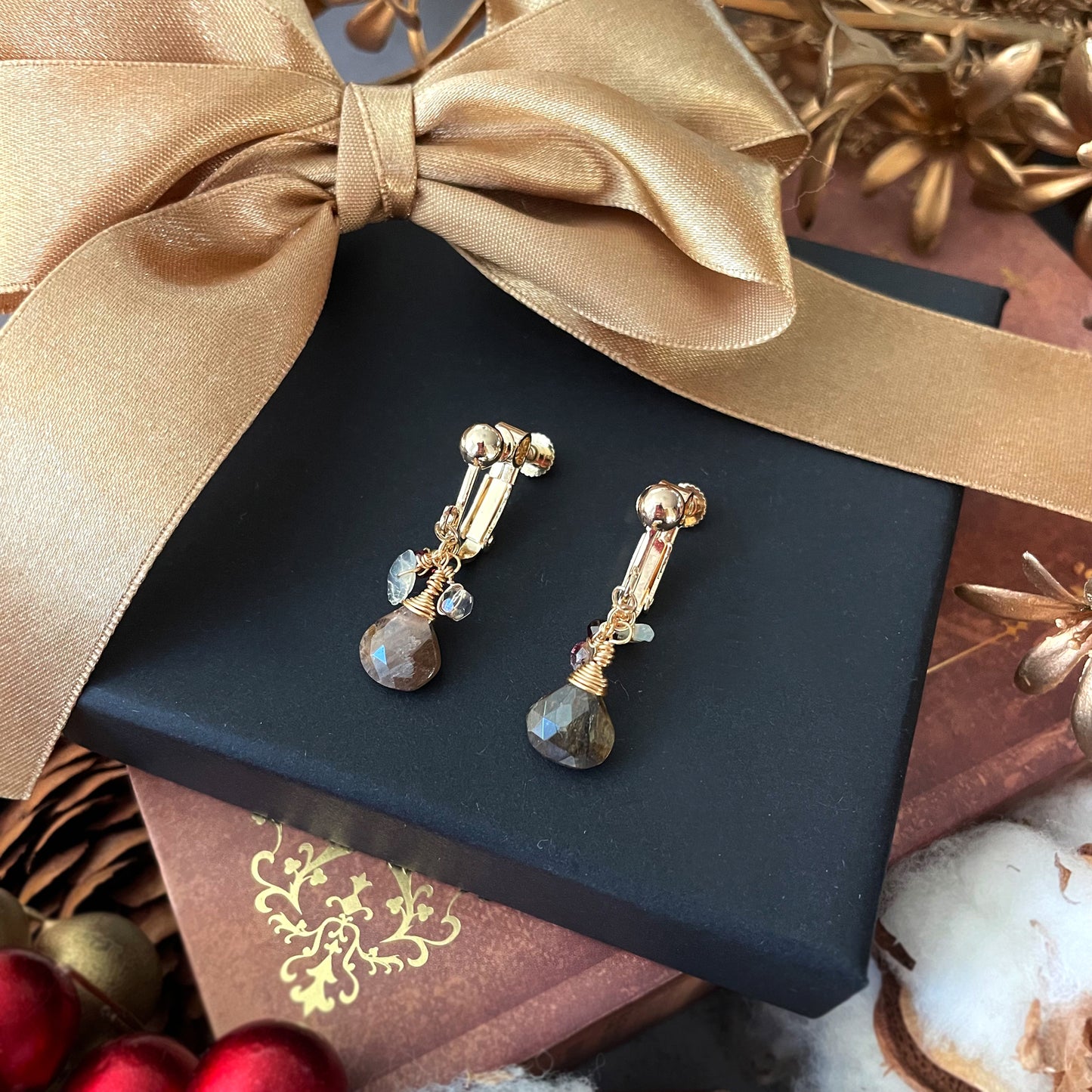 【★送料無料★】【14kgf金属アレルギー対応】小ぶりが可愛いアンダルサイトのイヤリング