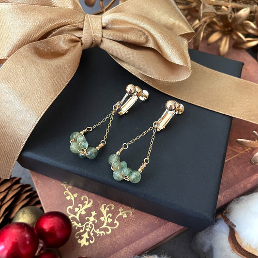 【★送料無料★】【14kgf金属アレルギー対応】〜選べる天然石〜グリーンアパタイトの揺れるチェーンイヤリング