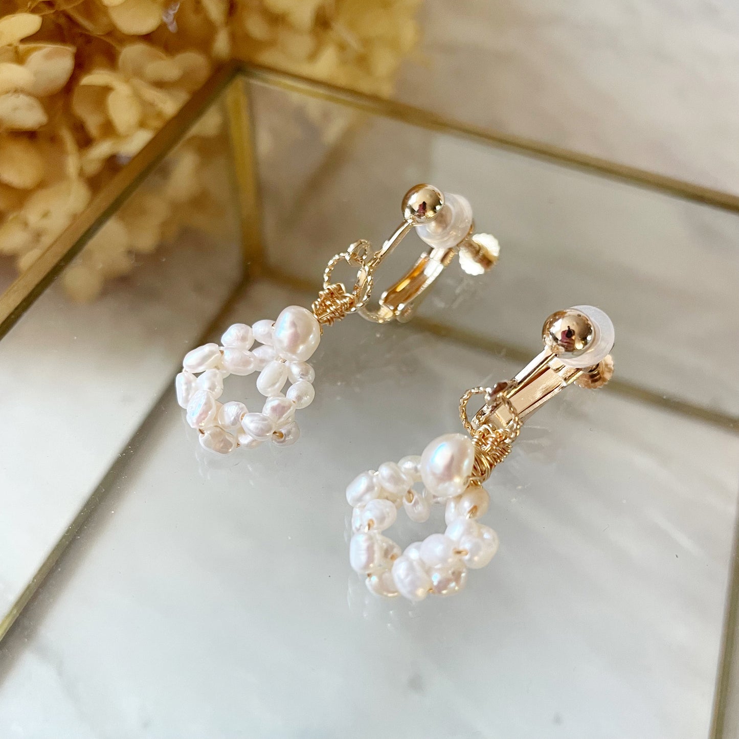 【★送料無料★】【✦14kgf金属アレルギー対応✦】  〜6月の誕生石〜 ふわふわ雪のリースのような淡水パールのイヤリング