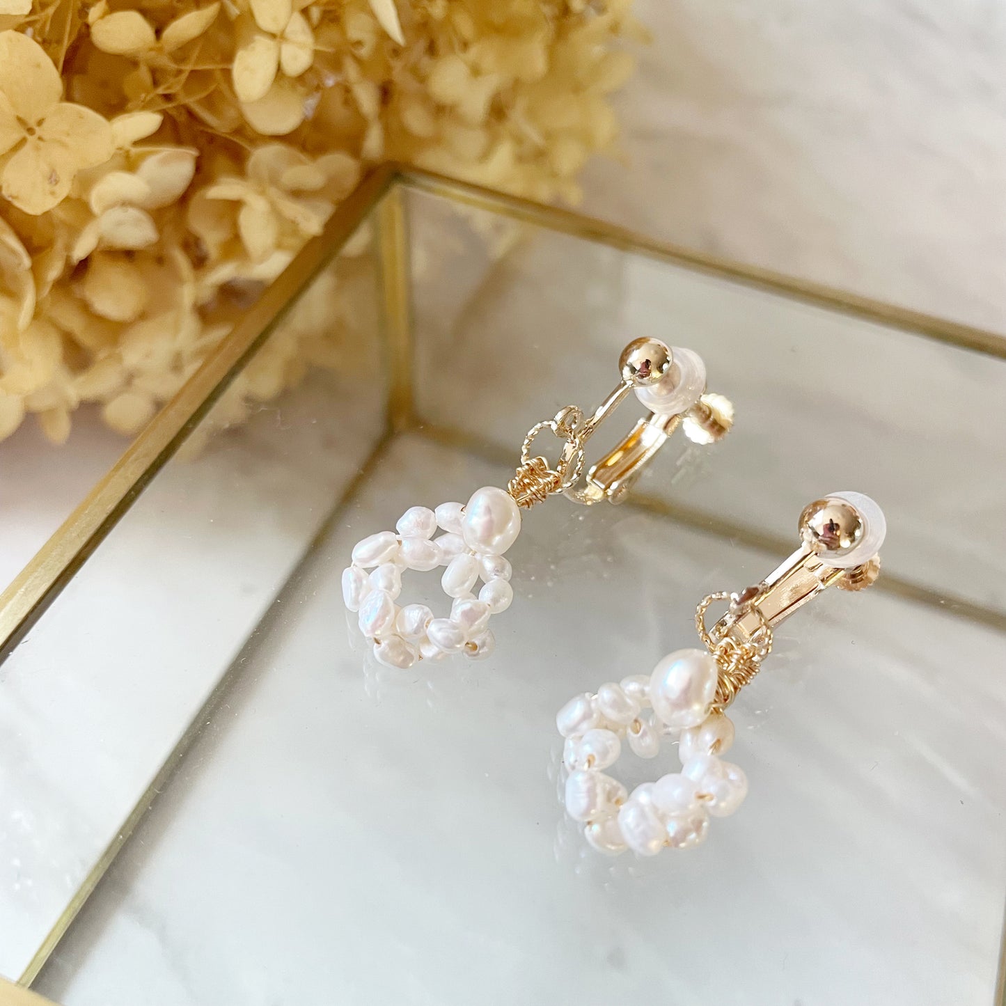 【★送料無料★】【✦14kgf金属アレルギー対応✦】  〜6月の誕生石〜 ふわふわ雪のリースのような淡水パールのイヤリング