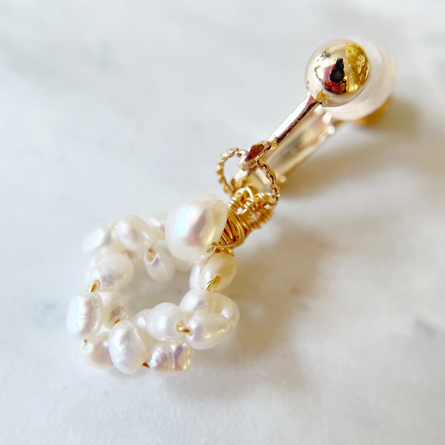 【★送料無料★】【✦14kgf金属アレルギー対応✦】  〜6月の誕生石〜 ふわふわ雪のリースのような淡水パールのイヤリング