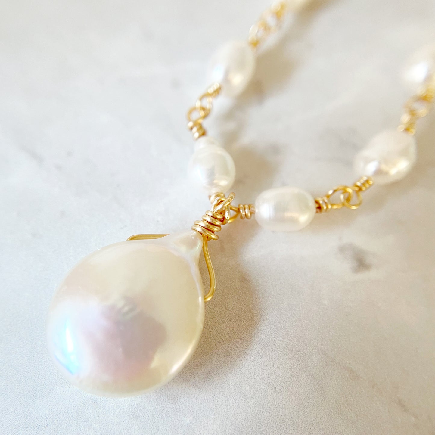 【★送料無料★】【✦14kgf金属アレルギー対応✦】天然石  〜6月の誕生石〜 艶めく淡水パールのブレスレット