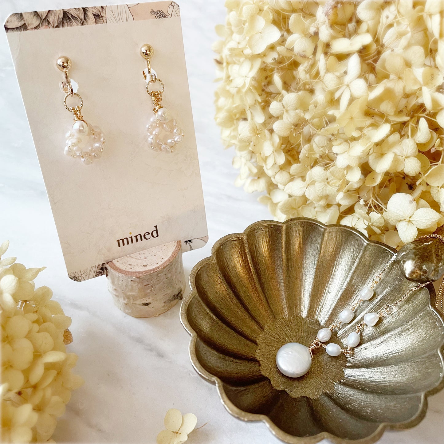 【★送料無料★】【✦14kgf金属アレルギー対応✦】  〜6月の誕生石〜 ふわふわ雪のリースのような淡水パールのイヤリング