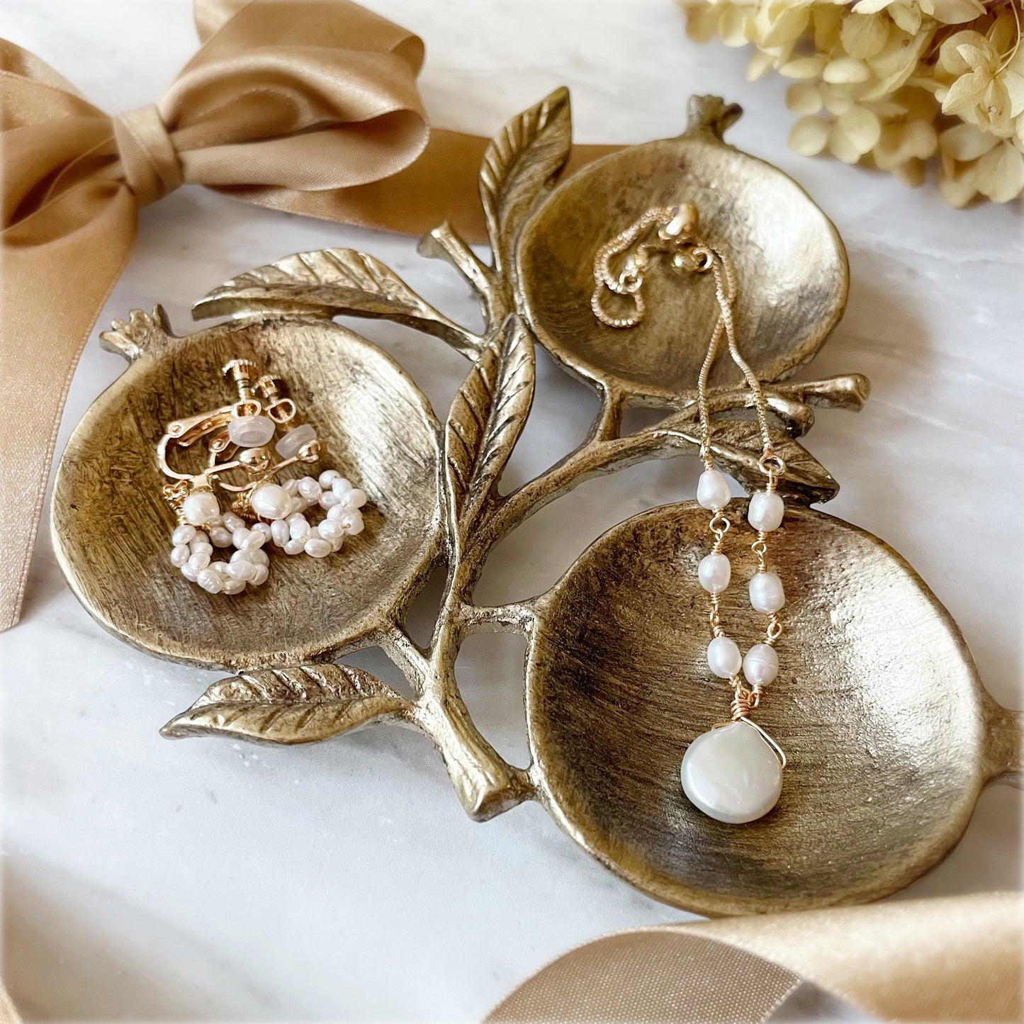 【★送料無料★】【✦14kgf金属アレルギー対応✦】  〜6月の誕生石〜 ふわふわ雪のリースのような淡水パールのイヤリング