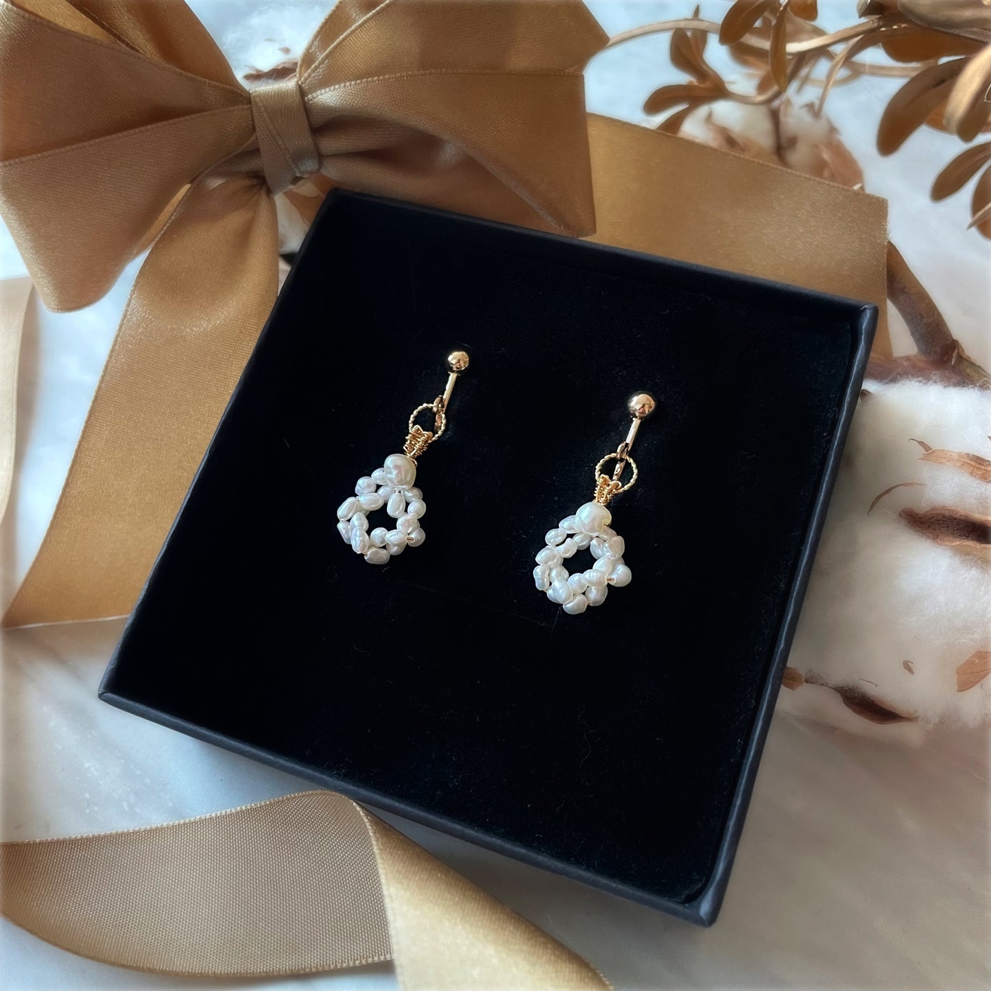 【★送料無料★】【✦14kgf金属アレルギー対応✦】  〜6月の誕生石〜 ふわふわ雪のリースのような淡水パールのイヤリング