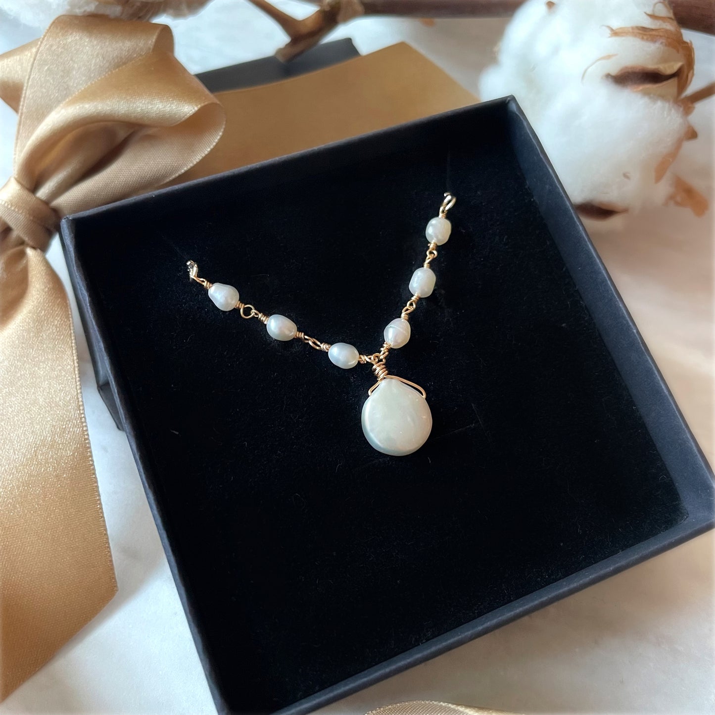 【★送料無料★】【✦14kgf金属アレルギー対応✦】天然石  〜6月の誕生石〜 艶めく淡水パールのブレスレット