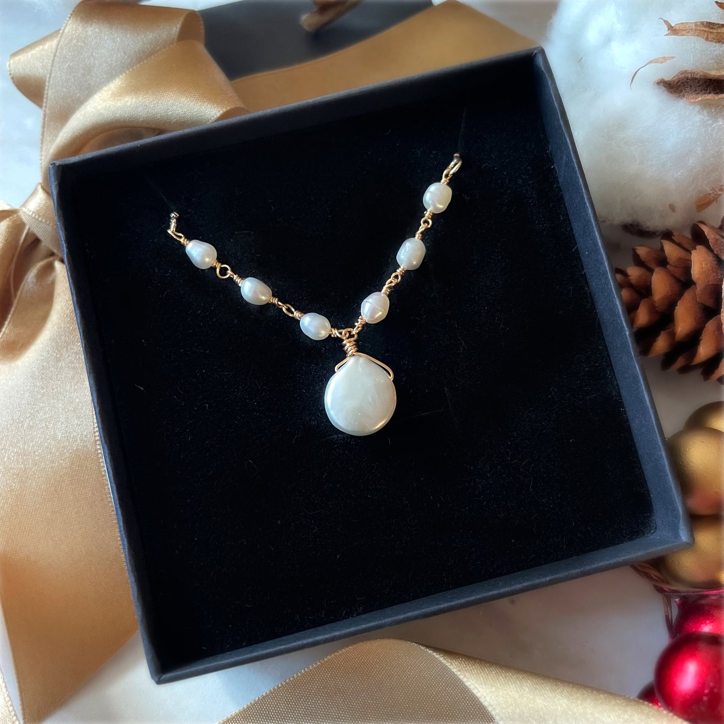 【★送料無料★】【✦14kgf金属アレルギー対応✦】天然石  〜6月の誕生石〜 艶めく淡水パールのブレスレット