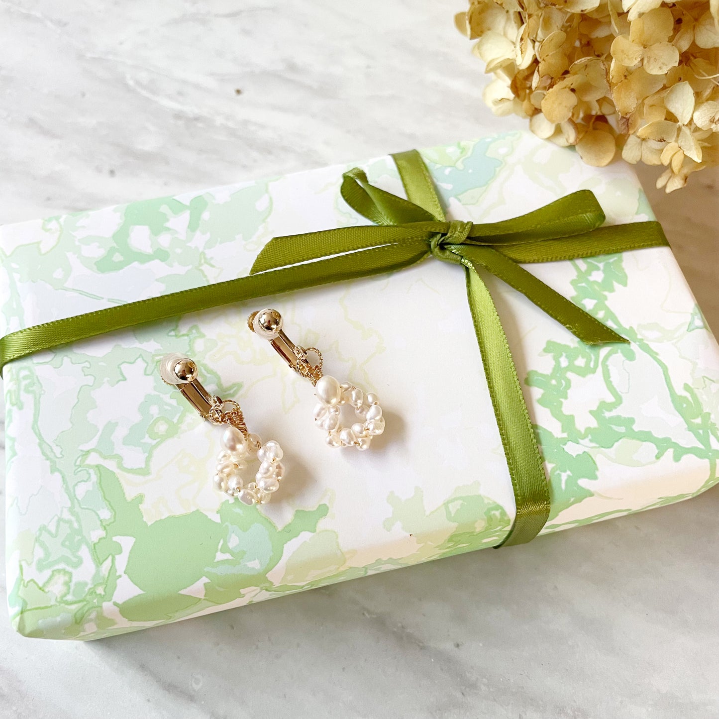 【★送料無料★】【✦14kgf金属アレルギー対応✦】  〜6月の誕生石〜 ふわふわ雪のリースのような淡水パールのイヤリング